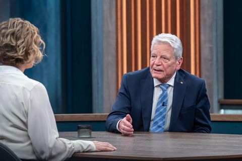 Caren Miosga interviewt Joachim Gauck in ihrer Sendung