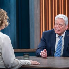 Caren Miosga interviewt Joachim Gauck in ihrer Sendung