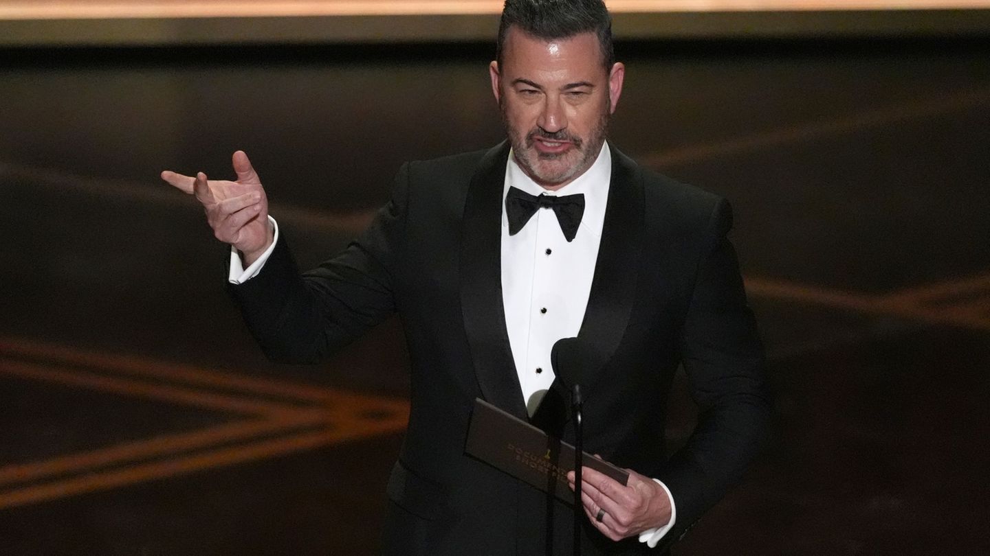 Jimmy Kimmel präsentiert die Oscars für die besten Dokumentarfilme. Foto: Chris Pizzello/Invision/AP/dpa