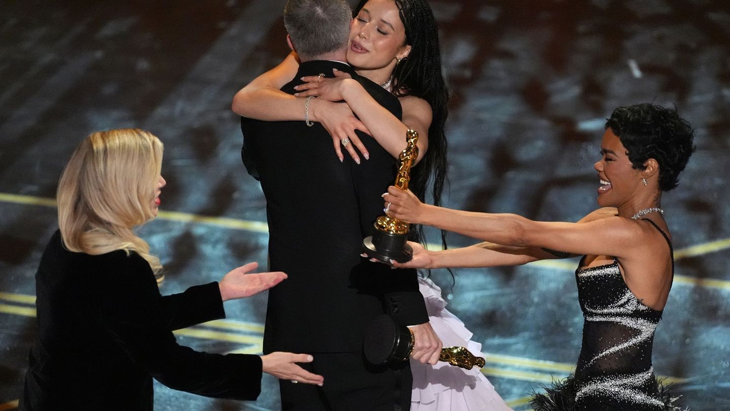 Das Filmteam von "One Battle After Another" auf der Bühne. Foto: Chris Pizzello/Invision/AP/dpa