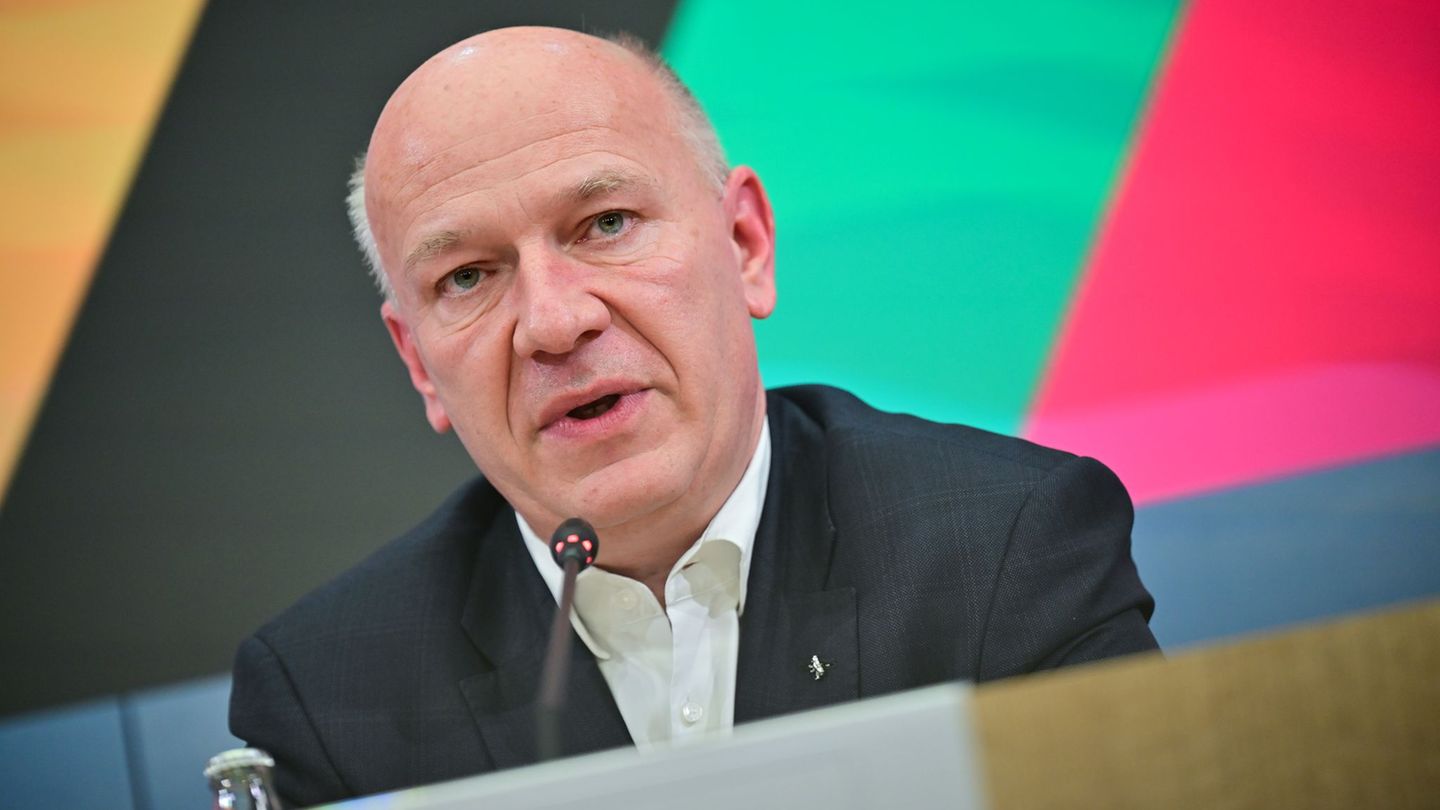 Berlins Regierender Bürgermeister wirft der Initiative "Berlin autofrei" vor, die wirtschaftlichen und gesellschaftlichen Folgen