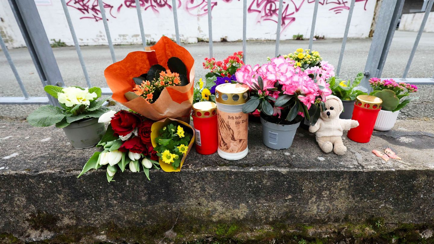 Nach dem Tod des Jugendlichen erinnern Blumen vor dem Tatort an den Getöteten. (Archivbild) Foto: Frank Molter/dpa