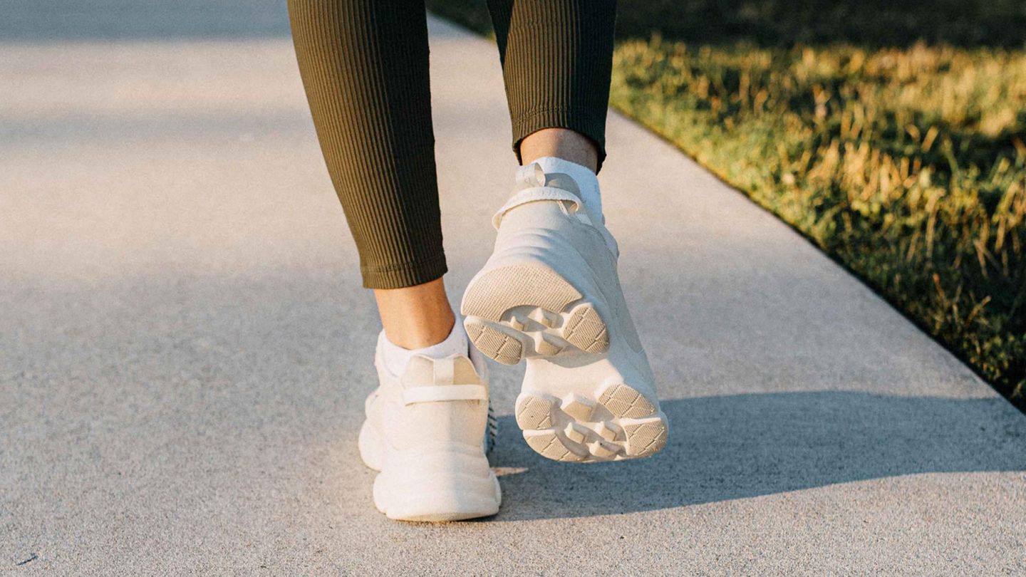 Die Beine eines Erwachsenen, der Sport macht