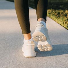 Die Beine eines Erwachsenen, der Sport macht