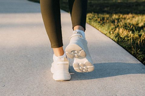 Die Beine eines Erwachsenen, der Sport macht