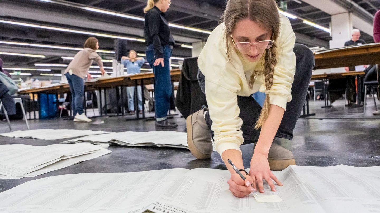 Für die Auszählung nach der Kommunalwahl braucht es viel Platz - viele Stimmzettel sind riesig. Foto: Andreas Arnold/dpa