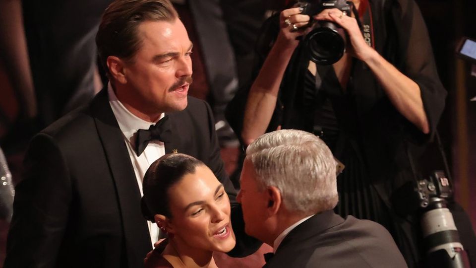 Leonardo DiCaprio kam mit Schnauzer - und seiner Freundin Vittoria Ceretti, die auch viele seiner Kollegen begrüßen durfte.