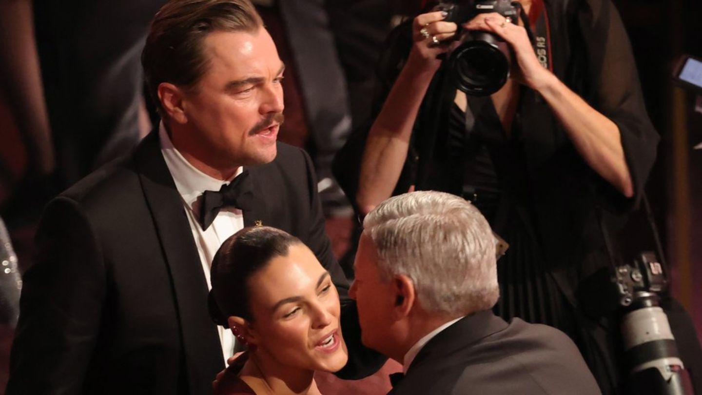 Leonardo DiCaprio kam mit Schnauzer - und seiner Freundin Vittoria Ceretti, die auch viele seiner Kollegen begrüßen durfte.