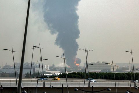 Flammen und Rauch am internationalen Flughafen in Dubai