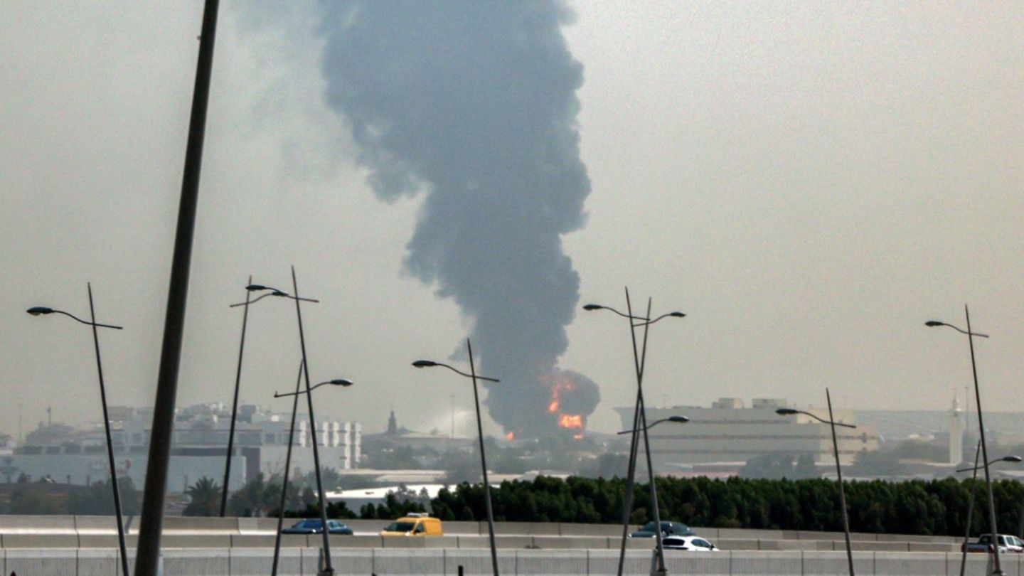 Flammen und Rauch am internationalen Flughafen in Dubai