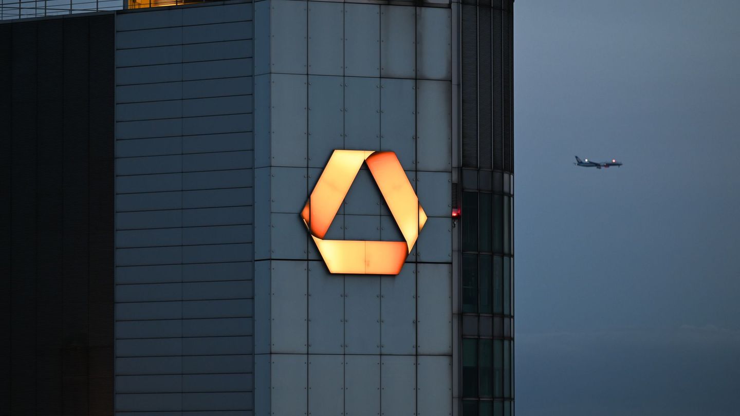 Übernahmeziel: Die Commerzbank in Frankfurt (Archivbild). Foto: Arne Dedert/dpa
