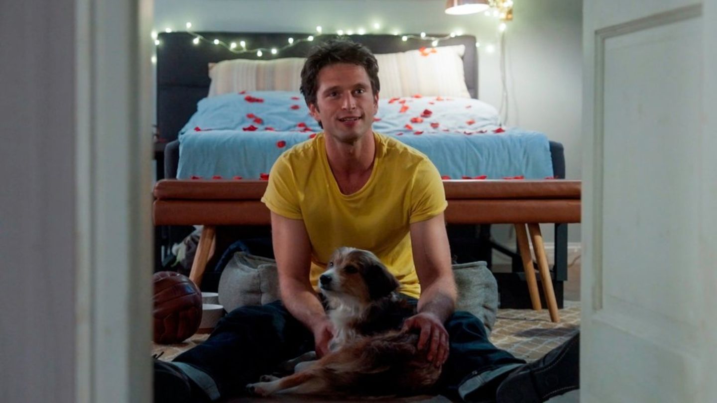 "Rote Rosen": Jonas ist total verliebt in Toni und verwandelt sein Zimmer in eine romantische Liebesgrotte.