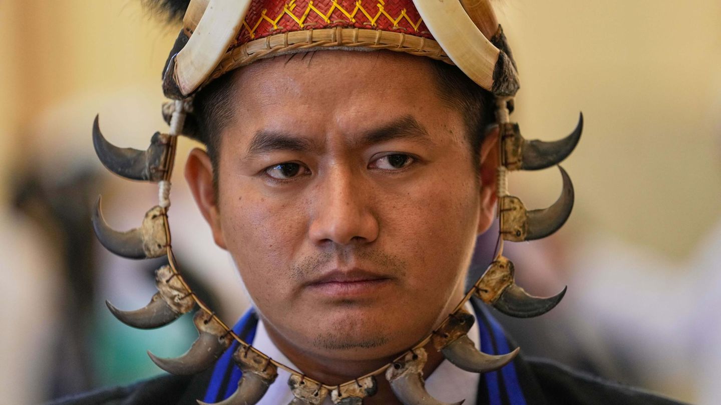 Naypyitaw, Myanmar: Ein Abgeordneter der Naga-Ethnie, der einen traditionellen Naga-Hut trägt, erscheint zu einer Sitzung im Unterhaus des Parlaments.