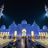 Abu Dhabi, Vereinigte Arabische Emirate. Festlich ist die Scheich-Zayid-Moschee beleuchtet, denn es steht die „Nacht der Bestimmung“ an, in der der Koran auf die Erde hinabgesandt wurde. Sie leitet die letzten Tage des Ramadan ein.