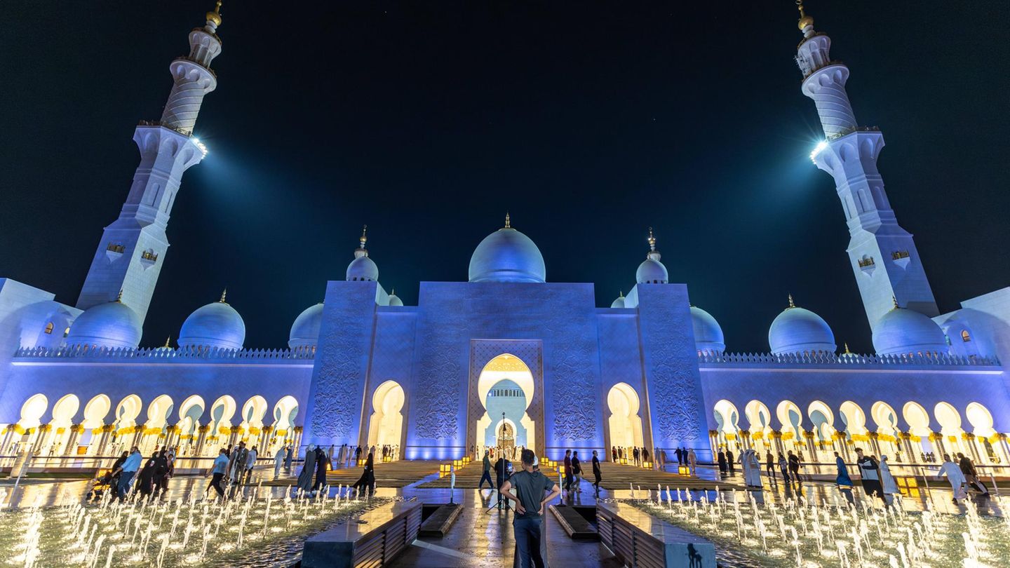 Abu Dhabi, Vereinigte Arabische Emirate. Festlich ist die Scheich-Zayid-Moschee beleuchtet, denn es steht die „Nacht der Bestimmung“ an, in der der Koran auf die Erde hinabgesandt wurde. Sie leitet die letzten Tage des Ramadan ein.