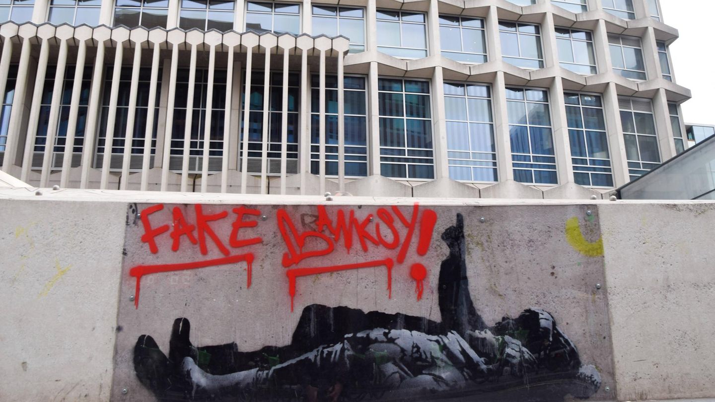 London, Großbritannien. An der Tottenham Court Road Station hängt seit Dezember dieser Banksy, der aber vielleicht keiner ist. Unsicher, wenn auch wahrscheinlich, der wahre Name des Künstlers, der jetzt bekannt geworden ist (und schon lange vermutet wurde): Robin Gunningham.