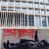 London, Großbritannien. An der Tottenham Court Road Station hängt seit Dezember dieser Banksy, der aber vielleicht keiner ist. Unsicher, wenn auch wahrscheinlich, der wahre Name des Künstlers, der jetzt bekannt geworden ist (und schon lange vermutet wurde): Robin Gunningham.