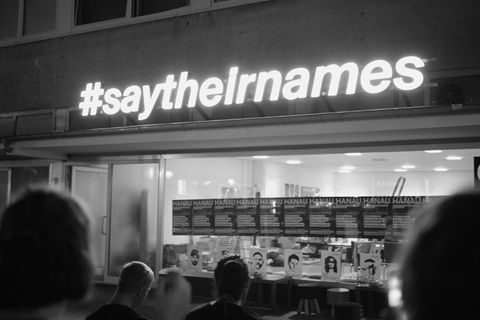 #saytheirnames leuchtet vom Vordach der "Initiative 19. Februar Hanau" und wurde bundesweit zu einem wichtigen Slogan im Kampf gegen Rassismus.