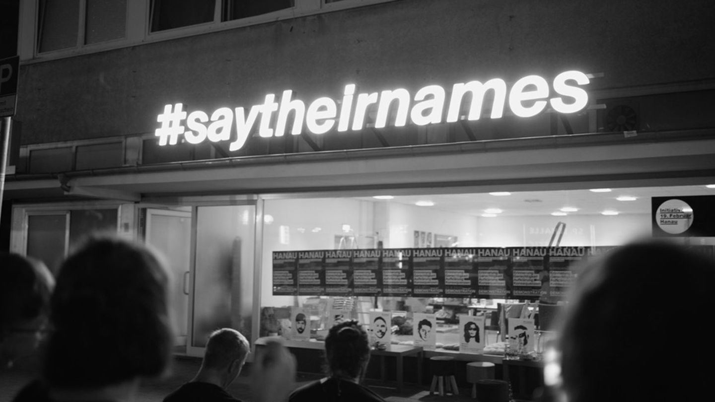 #saytheirnames leuchtet vom Vordach der "Initiative 19. Februar Hanau" und wurde bundesweit zu einem wichtigen Slogan im Kampf gegen Rassismus.
