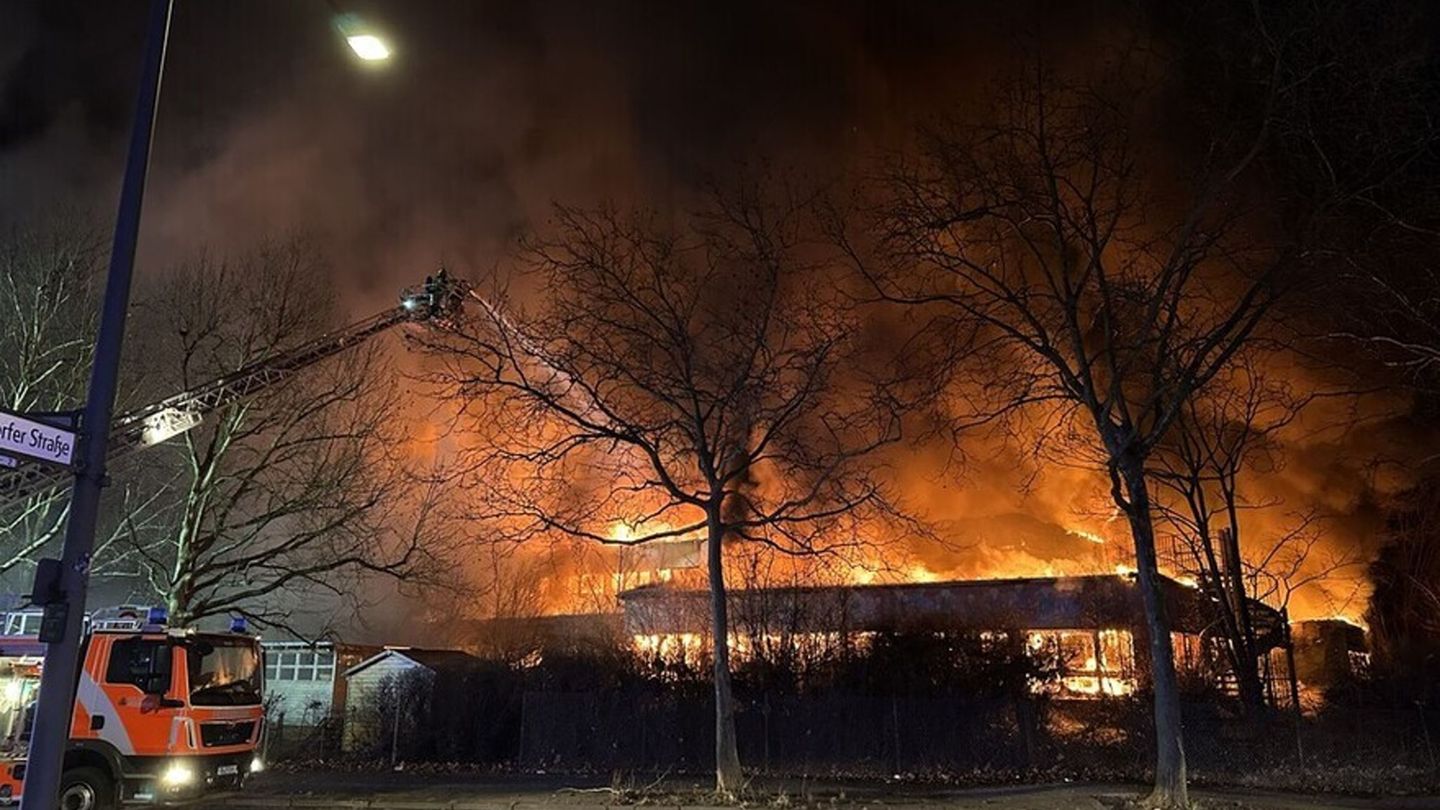 Die Feuerwehr rückte mit rund 130 Kräften an. Foto: Berliner Feuerwehr/dpa