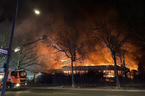 Die Feuerwehr rückte mit rund 130 Kräften an. Foto: Berliner Feuerwehr/dpa