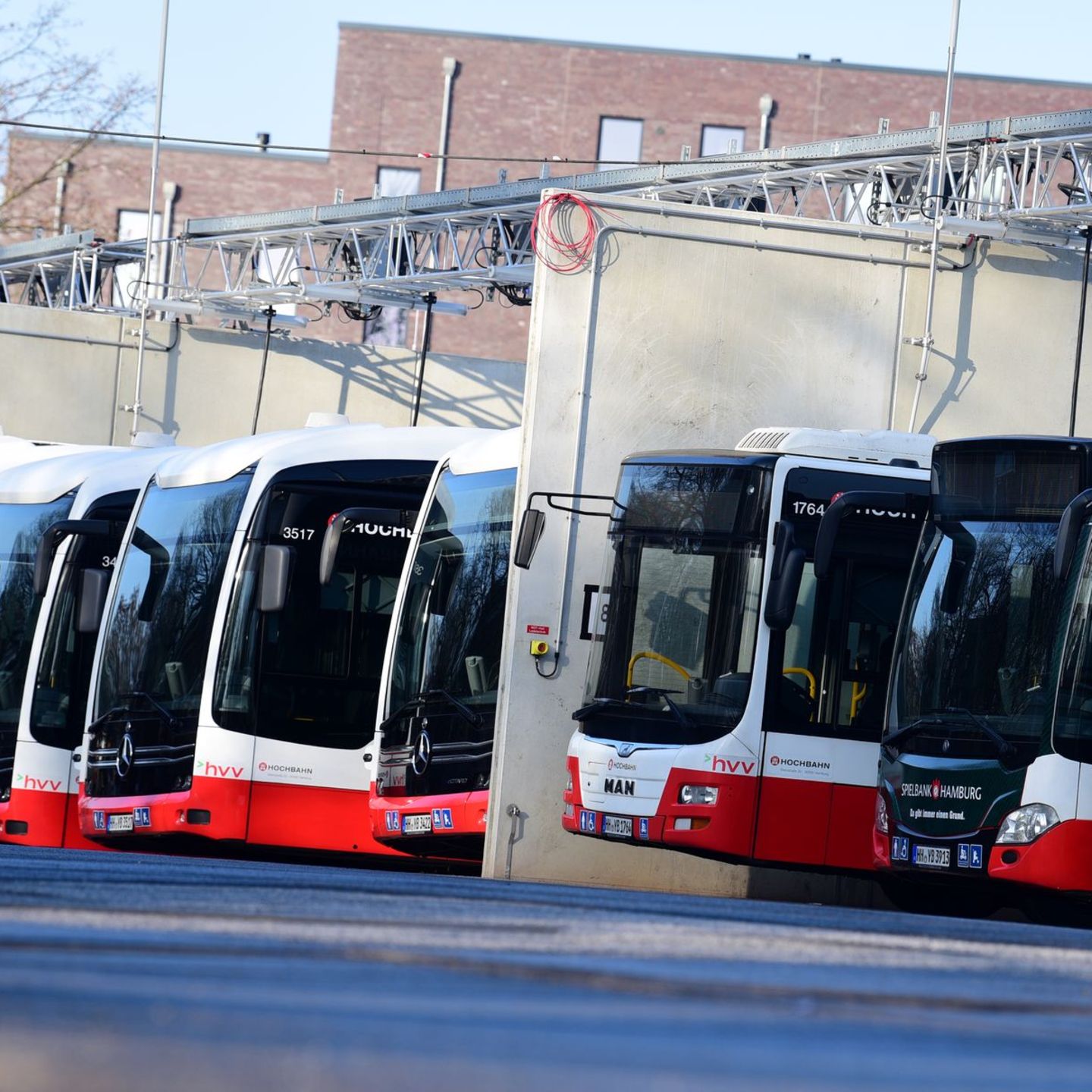 Menschen stehen an einer Bushaltestelle während des Streiks