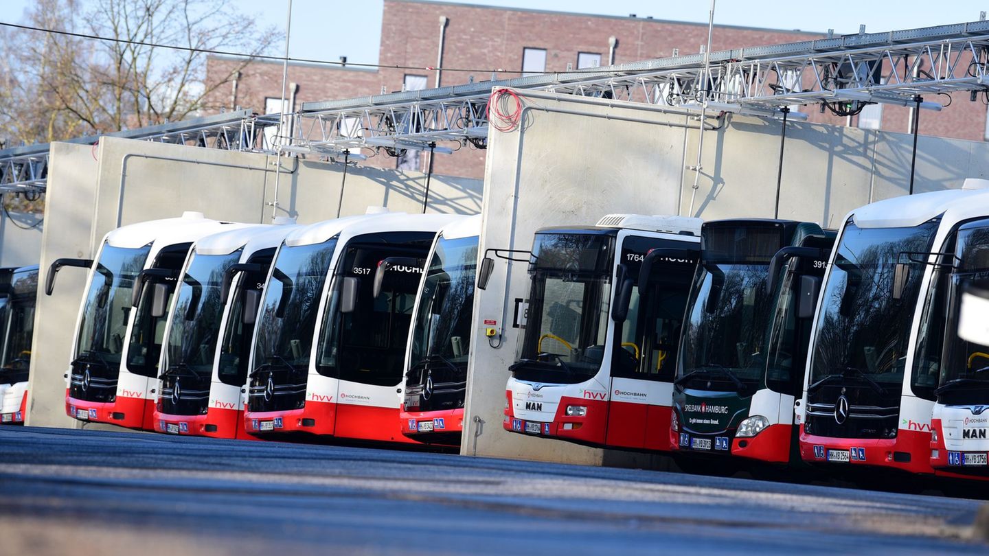 Erneut sollen Busse und U-Bahnen Bahnen in Hamburg wegen eines Warnstreiks im Depot bleiben. (Archivbild) Foto: Daniel Bockwoldt