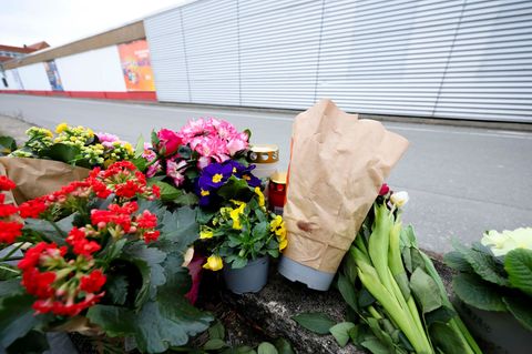 Nach dem Tod des Jugendlichen erinnern Blumen vor dem Tatort an den Getöteten. (Archivbild) Foto: Frank Molter/dpa