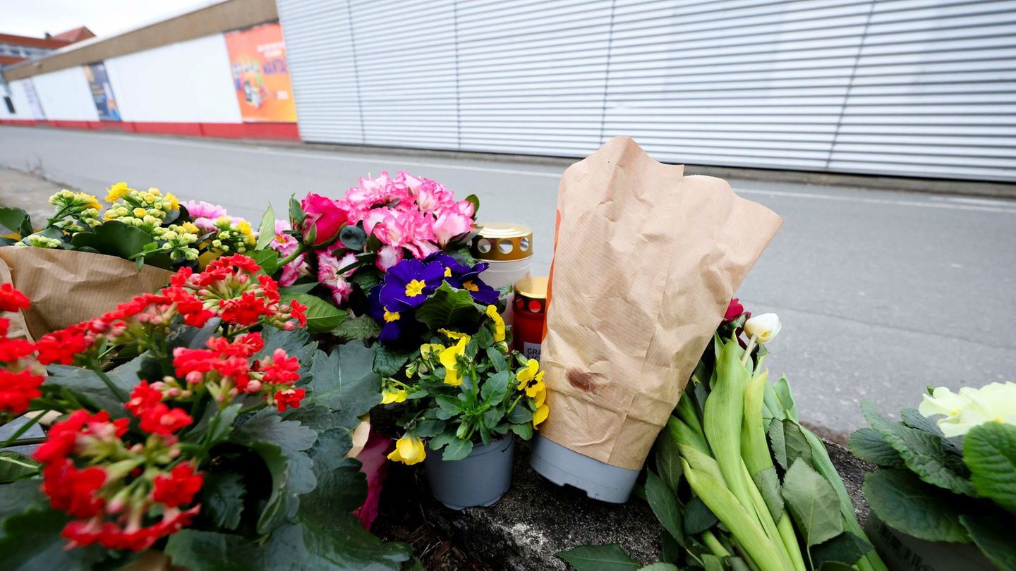 Nach dem Tod des Jugendlichen erinnern Blumen vor dem Tatort an den Getöteten. (Archivbild) Foto: Frank Molter/dpa