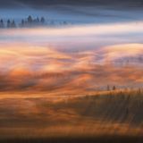Isergebirge, Tschechien: Morgennebel verzaubert die Landschaft an der Jizera, zu Deutsch Iser. „Der magischste Moment kam kurz nach Sonnenaufgang, als das erste warme rote Licht den Nebel berührte, ihn zum Leuchten brachte und eine fast traumhafte Atmosphäre schuf", schreibt der Fotograf Martin Rak zu seinem Bild.