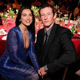 Oscars 2026: Dua Lipa und ihr Freund Cullum Turner sitzen an einem Tisch