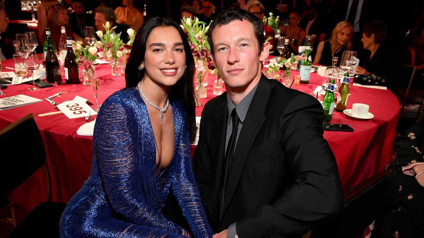 Oscars 2026: Dua Lipa und ihr Freund Cullum Turner sitzen an einem Tisch
