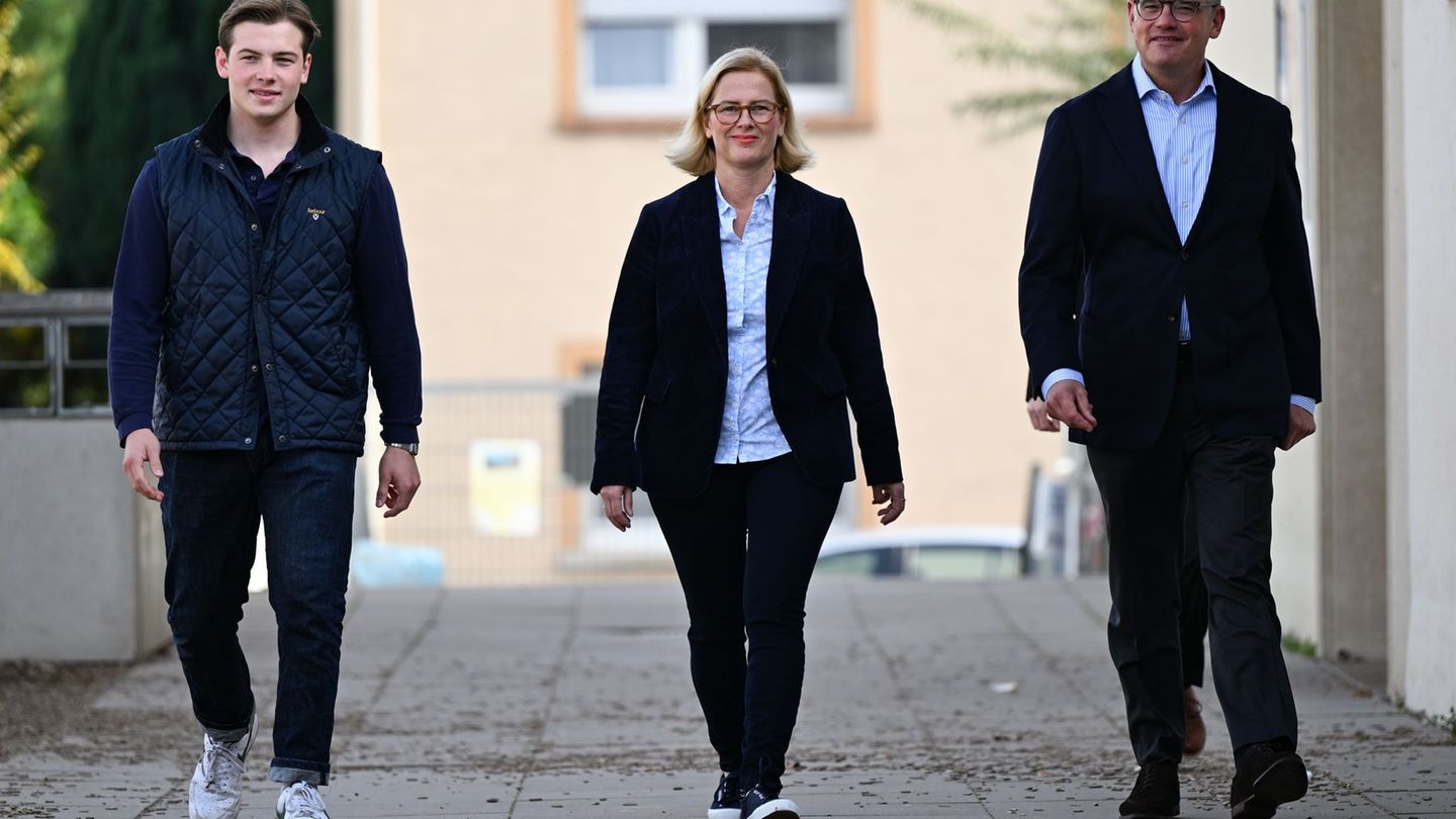 Hessens Ministerpräsident Boris Rhein (CDU) hat zur Kommunalwahl mit seinem Sohn Bruno kräftig mitgefiebert. Foto: Arne Dedert/d