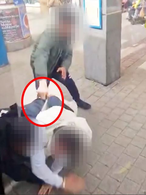Eine Person greift einen Bahn-Mitarbeiter brutal an.