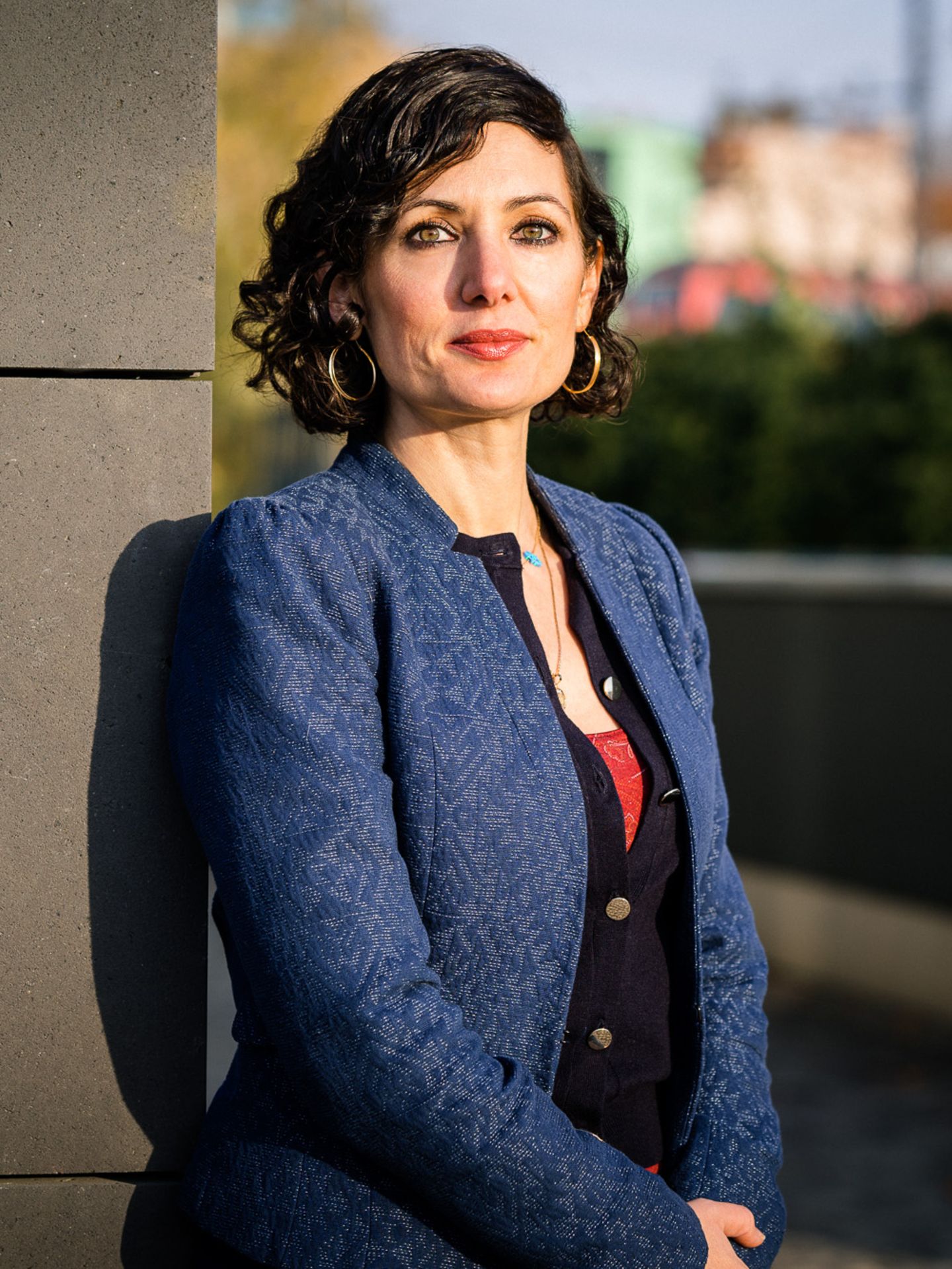 Naika Foroutan an einer Mauer.