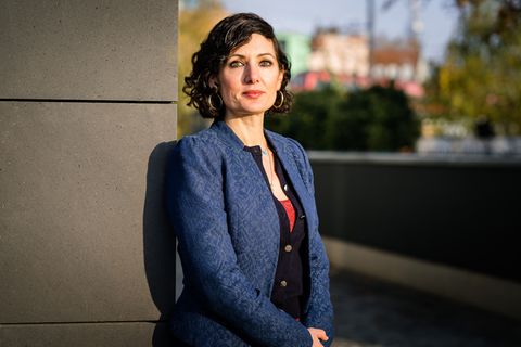 Naika Foroutan an einer Mauer.