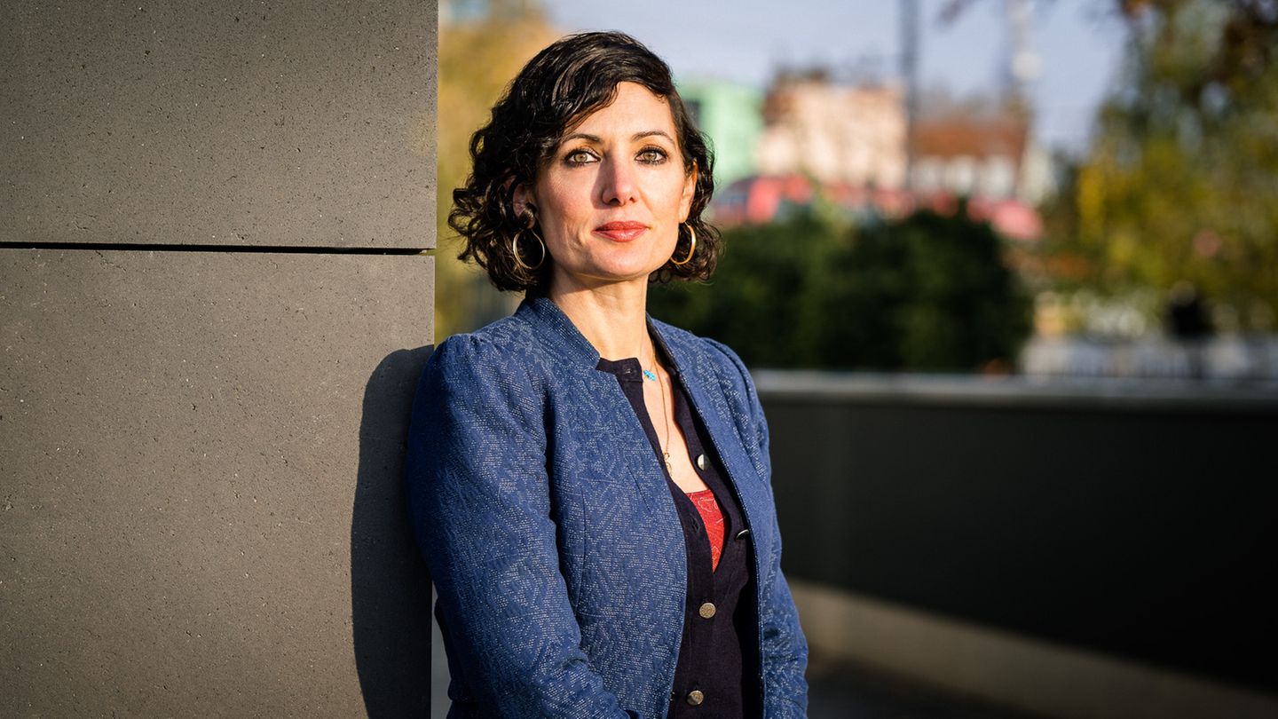 Naika Foroutan an einer Mauer.