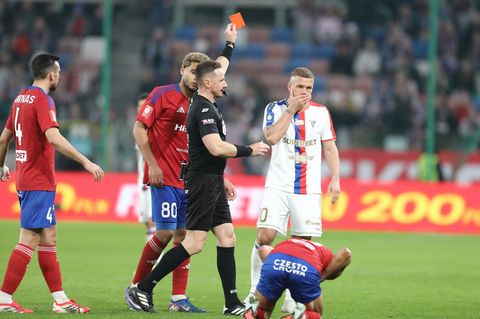 Der Gegenspieler krümmt sich am Boden und Lukas Podolski sieht die Rote Karte