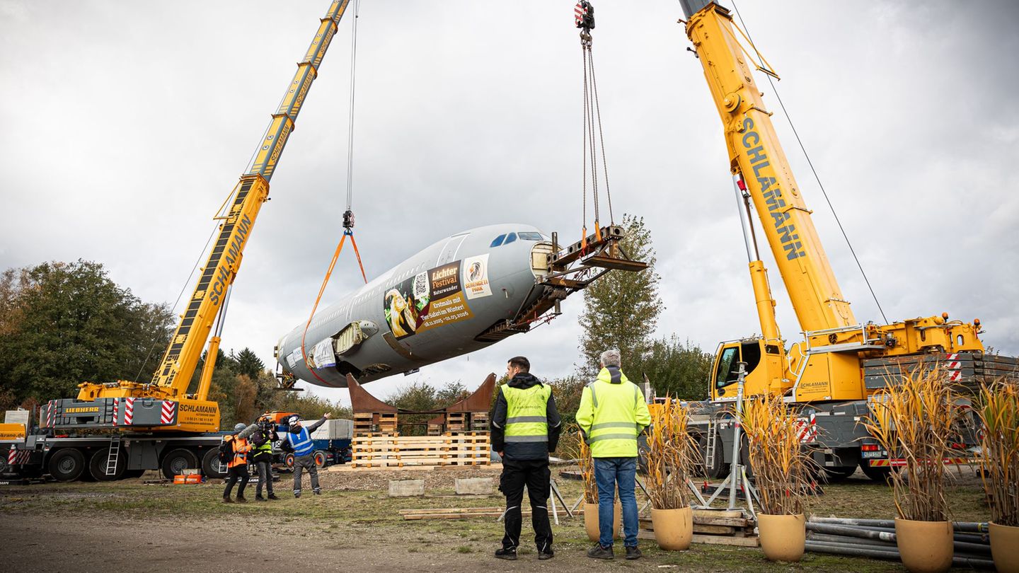 Der Rumpf des ausgedienten Bundeswehr-Airbus wird auf dem Gelände vom Serengeti-Park Hodenhagen in Position gebracht. (Archivbil
