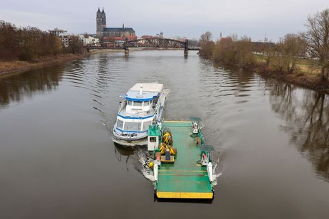 Zwei Fähren setzen im Stadtgebiet von Magdeburg über die Elbe. Für eine ist die Winterpause in Kürze beendet, die andere muss no