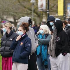 Meningitis: Studierende stehen an der Universität von Kent in Canterbury Schlange, um vorsorglich Antibiotikum zu erhalten