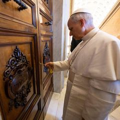 Der Papst schließt die schwere Holztür zu seinen neuen Gemächern im Apostolischen Palast auf