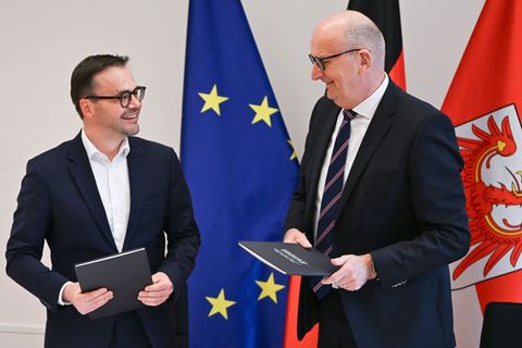 Brandenburgs SPD-Ministerpräsident Dietmar Woidke und CDU-Landeschef Jan Redmann haben den Koalitionsvertrag unterschrieben. Fot