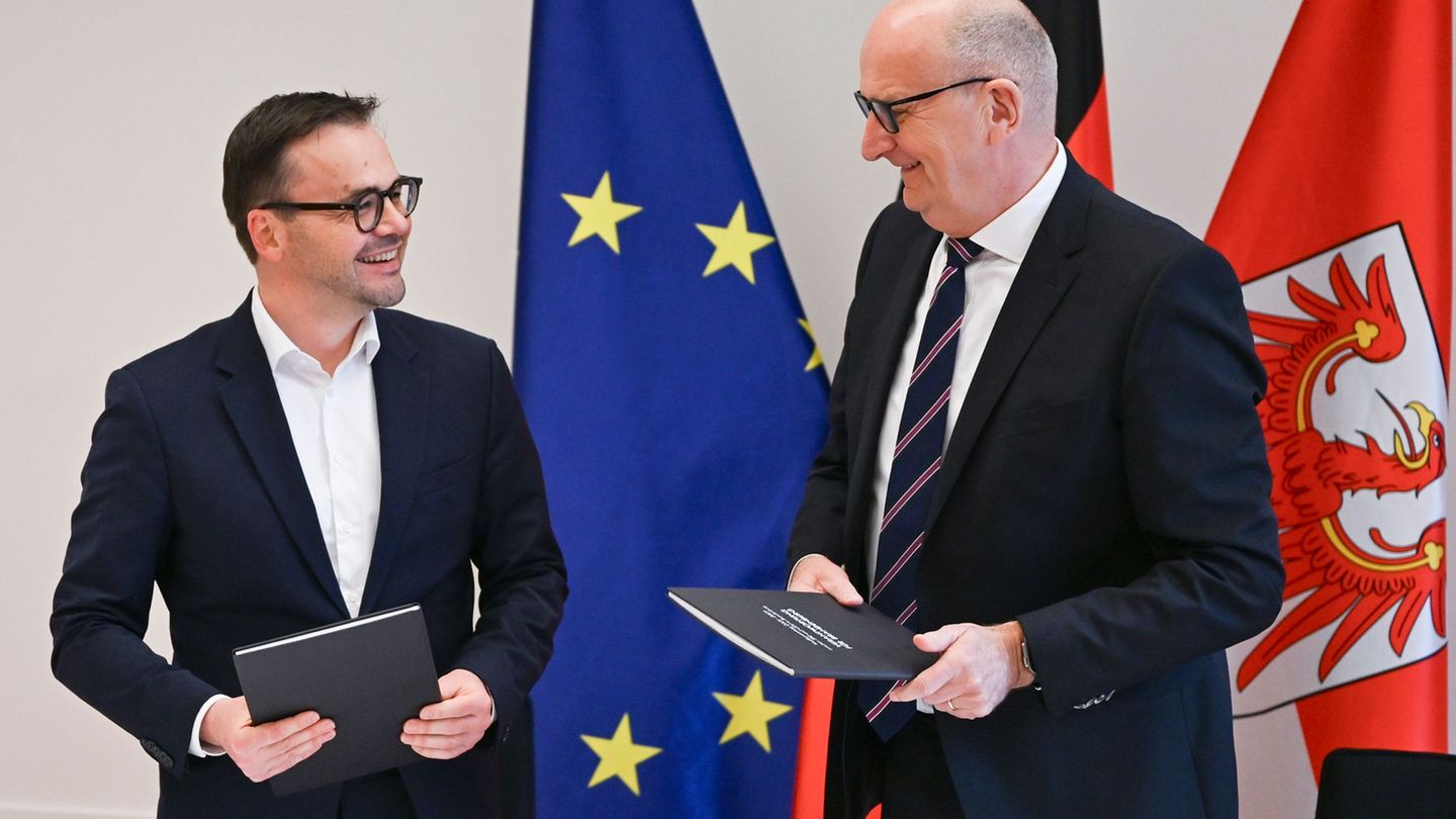 Brandenburgs SPD-Ministerpräsident Dietmar Woidke und CDU-Landeschef Jan Redmann haben den Koalitionsvertrag unterschrieben. Fot