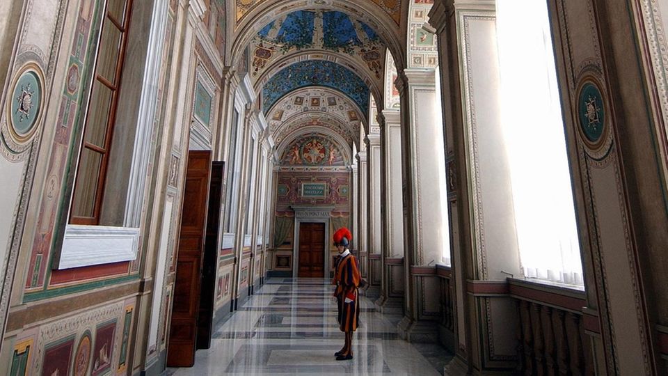 Der prunkvolle Gang, von dem aus die Gemächer des Papstes zu erreichen sind (Archivbild)
