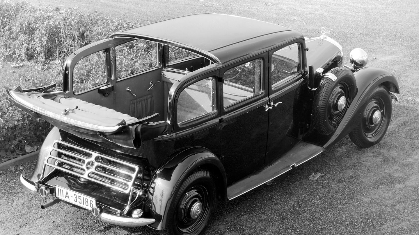 Seit Anfang der 1930er Jahren hatte die Entwicklungsabteilung von Daimler mit Hochdruck am Serieneinsatz eines Dieselmotors in einem PKW gearbeitet. Doch so einfach, einen grobschlächtigen Dieselmotor aus dem LKW in eine Limousine zu verpflanzen, war das Ganze nun doch nicht. Die ersten Versuche gab es im Jahre 1933, als ein 59 KW / 80 PS starker LKW-Sechszylinder in verschiedene Versuchswagen vom Typ Mannheim verbaut wurde. Doch Schwingungen und starke Vibrationen des Reihenmotors sorgten für Rahmenbrüche bei höheren Drehzahlen. 