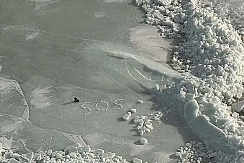 SOS auf dem Eis: Nach dem Einbruch ihres Zeltes ins Eis retten sich zwei Camper mit Mühe und werden nach fünf Stunden per Hubsch