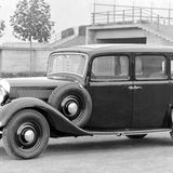 Die nunmehr nur noch 2,6 Liter großen Vierzylinder-Diesel vom Typ OM 138 (Oel-Motor) wurden zu einem Großversuch in 170 Pullman-Landaulets vom Typ 230 eingebaut. Um die Alltagstauglichkeit im Betrieb auf der Straße zu testen, sollten motorisierte Droschkenfahrer im Taxibetrieb zeigen, was das neue Antriebskonzept für Stärken und Schwächen hatte. Die Taxifahrer waren mehr als zufrieden und so begann Ende 1935 / Anfang 1936 die Vorserienproduktion des 260 D. Diejenigen, die den 260er erstmals fuhren, waren von Fahrleistungen und der Reichweite überaus angetan. Bei einem durchschnittlichen Verbrauch von 9,5 Liter Dieselöl reichte eine Tankfüllung für 400 Kilometer.