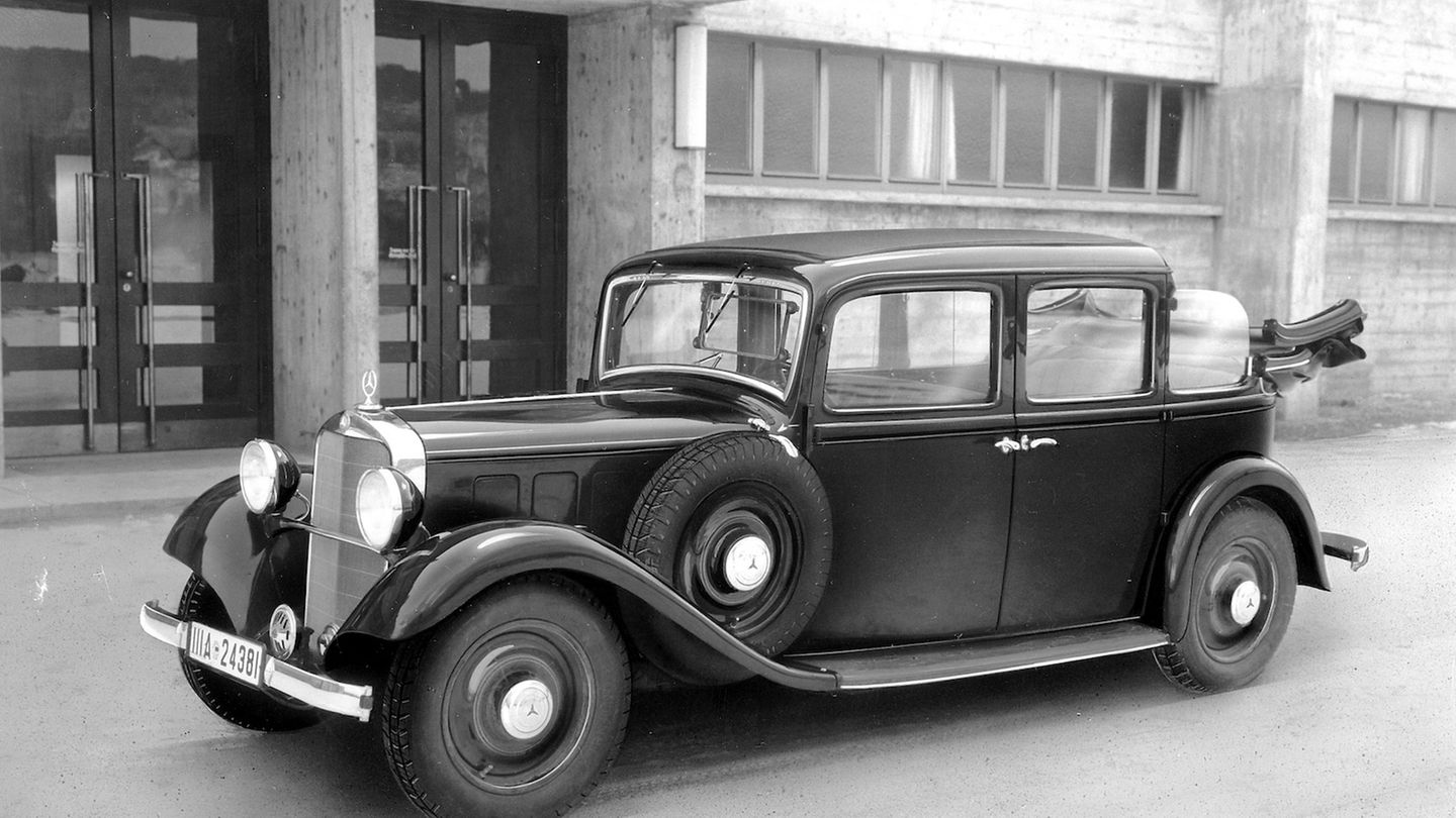 Nach heutigen Maßstäben zeigte sich die 33 KW / 45 PS starke Limousine mit Hinterradantrieb schon durch sein Gewicht von mehr als zwei Tonnen wenig dynamisch. Das sah in den 30er und 40er Jahren ganz anders aus. Der 2,6 Liter große Vierzylinder beschleunigte die Pullman-Limousine auf bis zu 90 km/h. Während die ersten Modelle mit drei Gängen und einem zusätzlichen Autobahngang durch die Gegend tuckerten, gab es bereits nach einigen Monaten Produktionszeit ein voll synchronisiertes Viergang-Getriebe. Viele der Mercedes 260 D liefen Jahrzehnte als Taxi – gerade in Berlin, wo die Taxiflotten besonders alt waren.