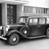 Nach heutigen Maßstäben zeigte sich die 33 KW / 45 PS starke Limousine mit Hinterradantrieb schon durch sein Gewicht von mehr als zwei Tonnen wenig dynamisch. Das sah in den 30er und 40er Jahren ganz anders aus. Der 2,6 Liter große Vierzylinder beschleunigte die Pullman-Limousine auf bis zu 90 km/h. Während die ersten Modelle mit drei Gängen und einem zusätzlichen Autobahngang durch die Gegend tuckerten, gab es bereits nach einigen Monaten Produktionszeit ein voll synchronisiertes Viergang-Getriebe. Viele der Mercedes 260 D liefen Jahrzehnte als Taxi – gerade in Berlin, wo die Taxiflotten besonders alt waren.